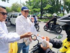 Berbagi di Hari Penuh Keberkahan, PWI Riau Bagikan Nasi dan Minuman